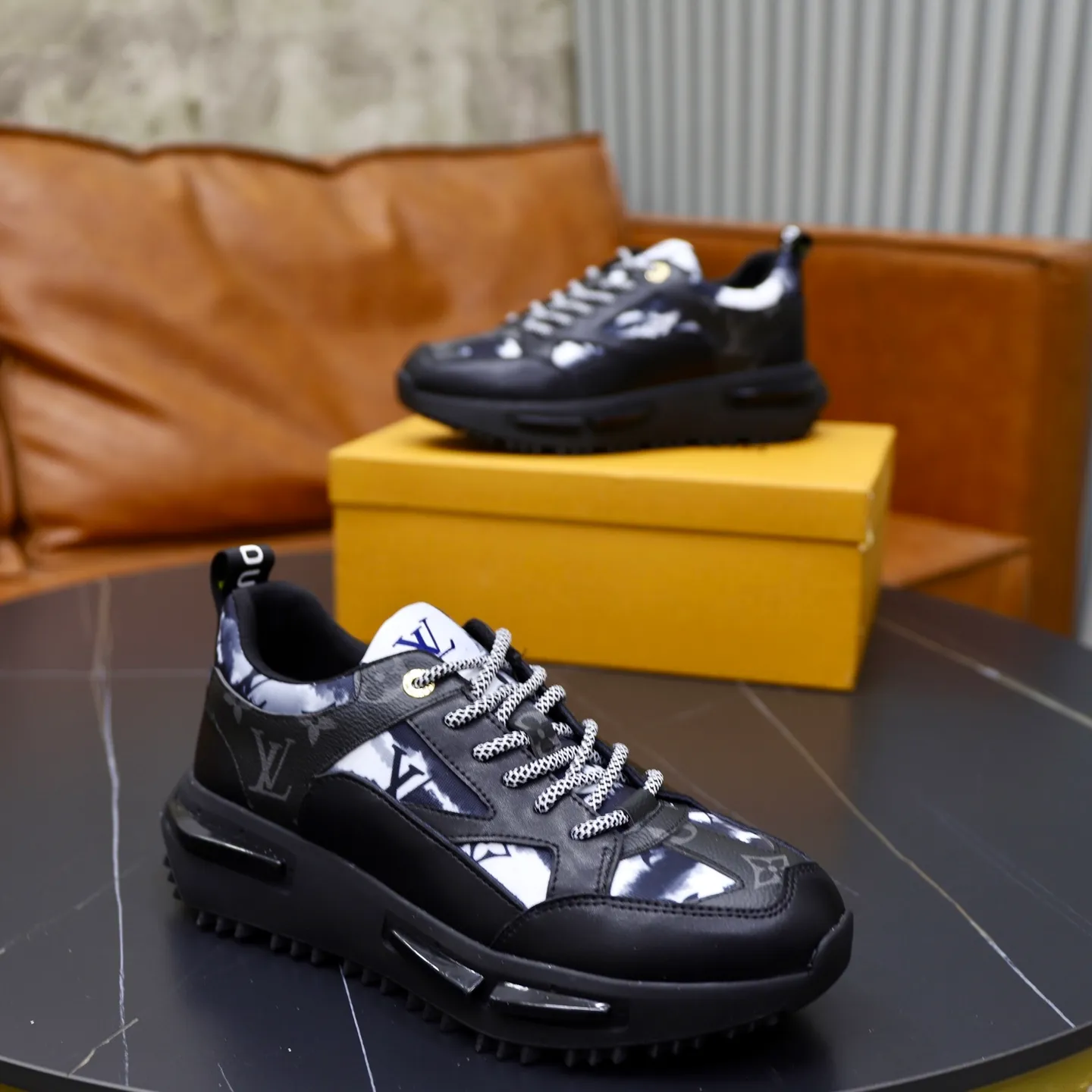 Ex-factory price: 462💰🙅‍♂️🙅‍♂️🙅‍♂️ Brand: LV Louis Vuitton Standard code: 38-44 (45 customized) Grade: Same as the official website Material: Original material splicing Comfortable and breathable lining Lightweight and wear-resistant sports outsole Style category: Men's fashionable casual shoes Running sneakers Distinguished luxury brand elements Top luxury Color: actual picture color